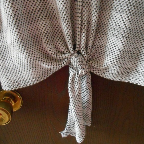 DAYTRIP BUTTON‎ FRONT TIE V-NECK SWEATER LARGE-EUC - Picture 2 of 7